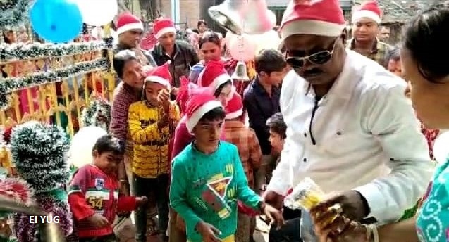 Merry christmas: ক্রিসমাস ডে তে দুস্থ বাচ্চাদের মুখে হাসি ফোটালেন সাঁকরাইল এর বাসিন্দা তপন জানা
