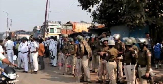 Howrah: রেলের জমি দখল মুক্ত করেতে গিয়ে বিক্ষোভের মুখে রেল আধিকারিকরা howrah-railway-officials-in-the-face-of-protests-to-release-the-encroachment-of-railway-land-west-bengal-india-ei-yug-howrah