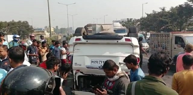 Road accident: মাঝ রাস্তায় প্রাইভেট কার উল্টে ভয়ানক দুর্ঘটনা ধূলোগড়ে