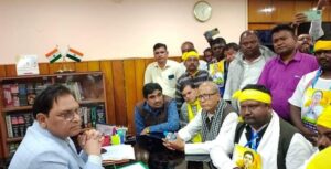 Jalpaiguri: পাঁচদিনের পদযাত্রা শেষে জলপাইগুড়িতে পি এফ দপ্তর ঘেরাও করে দাবীপত্র পেশ তৃণমূল চা বাগান শ্রমিক ইউনিয়নের jalpaiguri-trinamool-tea-garden-workers-union-surrounded-the-pf-office-in-jalpaiguri-after-a-five-day-march-west-bengal-india-howrah-ei-yug