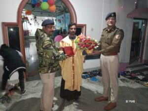 Merry christmas Jalpaiguri: জেলার প্রতিটি থানা এলাকার গীর্জার ফাদারদের বড়দিনের উপহার তুলে দিল পুলিশকর্মীরা