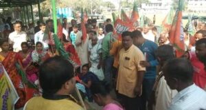 Alipurduar BJP: প্রধানমন্ত্রী আবাস যোজনার গৃহ বন্টনে দূর্নীতির প্রতিবাদে বিক্ষোভ মিছিল বিজেপির 
alipurduar-bjp-protest-rally-against-corruption-in-pradhan-mantri-awas-yojana-house-distribution-west-bengal-india-ei-yug