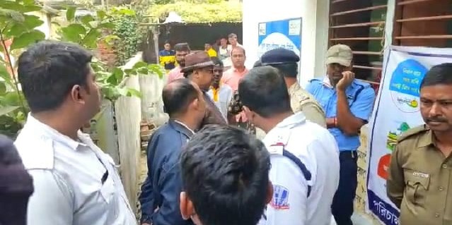Howrah: প্রধানমন্ত্রী আবাস যোজনার দুর্নীতির অভিযোগ ঘিরে উত্তেজনা হাওড়ার মাকড়দহে howrah-tensions-in-howrah-over-corruption-allegations-of-pradhan-mantri-awas-yojana-west-bengal-india-howrah-domjur-ei-yug