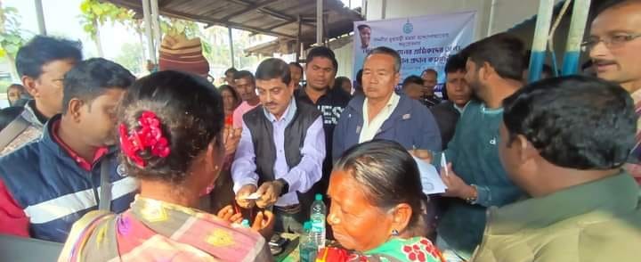 Alipurduar: বন্ধ কোহিনূর চা বাগানের শ্রমিকদের হাতে তুলে দেওয়া হলো সরকারি অনুদান alipurduar-the-government-grant-was-handed-over-to-the-workers-of-the-closed-kohinoor-tea-garden-west-bengal-india-ei-yug