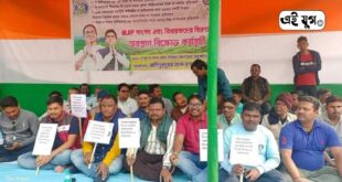 Alipurduar: চা শ্রমিকদের বঞ্চিত করেছে কেন্দ্রীয় সরকার এর প্রতিবাদে বিজেপির বিধায়কদের বাড়ির সামনে ধর্না বিক্ষোভ তৃণমূলের
