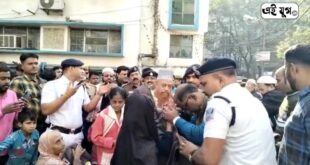 Howrah: গোলাবাড়ি থানার পক্ষ থেকে দুস্থ মানুষদের জন্য শীত বস্ত্র প্রদান