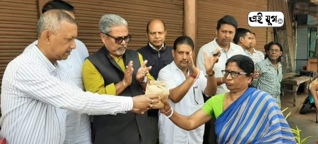 Siliguri: প্লাস্টিক মুক্ত ওয়ার্ড গড়তে প্লাস্টিকের বদলে চাল কর্মসূচির শুভ সূচনা করলেন মেয়র