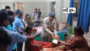 MALDA: পুলিশের উদ্যোগে হাসপাতালে ভর্তি রুগীদের দেওয়া হলো সকালের খাবার 