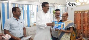 CoochBehar: বাংলার বাড়ি প্রকল্পের বিভিন্ন কিস্তির টাকা তুলে দেওয়া হলো প্রাপকদের হাতে 