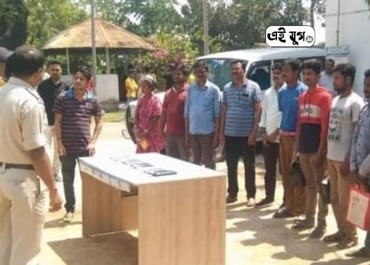 MOBILE: একুশটি খোয়া যাওয়া মোবাইলন ফোন উদ্ধার করে প্রকৃত মালিকদের হাতে তুলে দিলো পুলিশ
