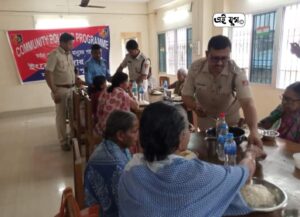 MALDA: হোমের অসহায়দের মধ্যাহ্ন ভোজের আয়োজন করলো পুলিশ