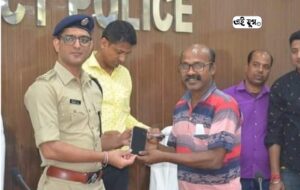 Malda: খোয়া যাওয়া একশ কুড়িটি মোবাইল ফোন উদ্ধার করে প্রকৃত মালিকদের হাতে তুলে দিলো মালদহ পুলিশ