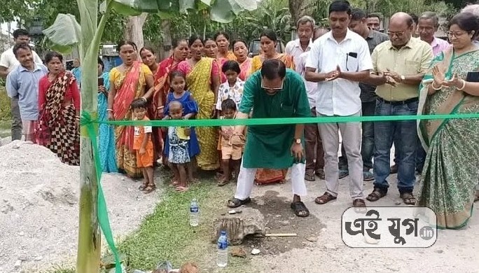 Jalpaiguri: শিকারপুরের ডিকা পাড়ায় রাস্তার শিলান্যাস করলেন রাজগঞ্জ বিধায়ক