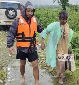 Alipurduar: উত্তাল রায়ডাক নদীর চরে আটকে পড়া মহিলাকে উদ্ধার করলো কুমারগ্রাম ব্লক প্রশাসন