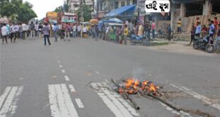 CoochBehar: নাবালিকা স্কুল ছাত্রীর ধর্ষকদের ফাঁসীর দাবিতে পথ অবরোধ ছাত্রদের ,কোচবিহারে