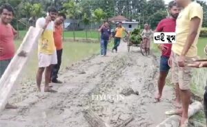 Jalpaiguri: ধূপগুড়িতে রাস্তা সারাইয়ের দাবিতে পথ অবরোধ এলাকাবাসীর