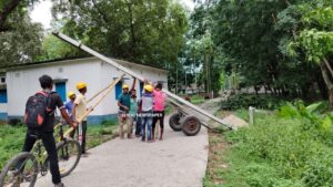 Alipurduar: ভাঙলো বিদ্যুতের খুঁটি সান্তালপুর মিশন সংলগ্ন এলাকায় 