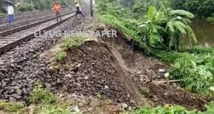 Hooghly: লাগাতার বৃষ্টির জেরে রেল লাইনের ধারে হঠাৎ নামলো ধস