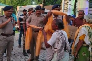 Alipurduar: প্রবীনদের শ্রদ্ধা জানাতে জেলা পুলিশের উদ্যোগে প্রবীনদের নিয়ে পুজো পরিক্রমা 