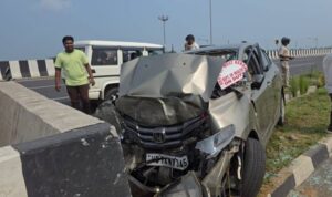 Accident: সপ্তমীর দুপুরে ভয়াবহ দুর্ঘটনার কবলে চিকিৎসকের গাড়ি ,মৃত স্ত্রী ও কন্যা