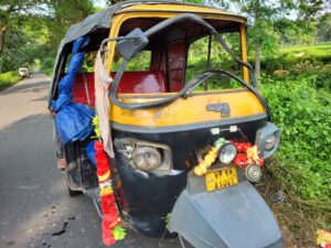 Accident: যাত্রী বোঝাই অটো উল্টে গেল 