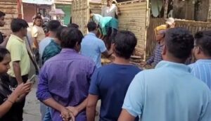 siliguri: গরু বোঝাই পিক আপ ভ্যান আটক করে বিক্ষোভ এলাকাবাসীর