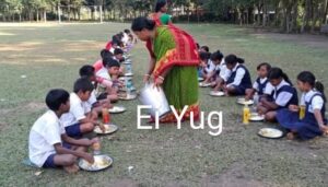 Jalpaiguri: নেই মিড ডে মিল শেড, ছাত্র ছাত্রীরা মিড ডে মিল খাচ্ছে খোলা মাঠে