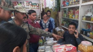 Alipurduar: তামাকজাত পণ্য সহ মেয়াদ উত্তীর্ণ প্যাকেটজাত খাদ্য সামগ্রী বিক্রি বন্ধে অভিযান খাদ্য নিরাপত্তা, স্বাস্থ্য ও পুলিশ কর্মীদের