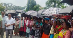 Jalpaiguri: বকেয়া মজুরি প্রদানের দাবিতে শ্রমিকদের ধর্না চা বাগানের ম্যনেজারের অফিসের সামনে