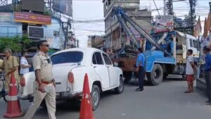 Alipurduar : যানজট এড়াতে ট্রাফিক পুলিশ তুলে নিল গাড়ী