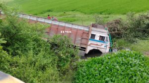 Alipurduar: ডলোমাইট বোঝাই ট্রাক নয়নজুলিতে 