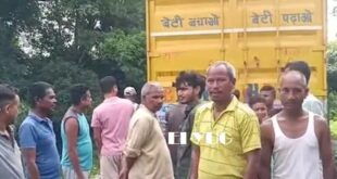 Jalpaiguri: গ্রামের সরু রাস্তায় বড় লরি আটক করে বিক্ষোভ বাসিন্দাদের