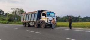 Jalpaiguri: পুলিশ ও বিএলআরওর যৌথ অভিযানে ডাম্পার ও ট্রাক্টর আটক গ্রেফতার চালক