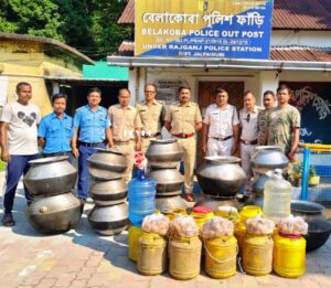 Jalpaiguri: অবৈধ চোলাই মদ তৈরির ঠেকে অভিযান পুলিশের 