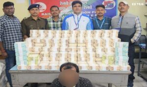 Howrah: হাওড়া স্টেশনে আরপি‌এফ এর হাতে গ্রেফতার এক , উদ্ধার ৩৭ লক্ষ ৬৪ হাজার টাকা