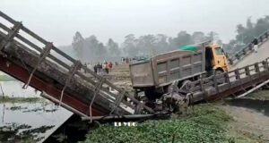 CoochBehar: পাথর বোঝাই ডাম্পারের চাপে ভেঙ্গে পড়লো সেতু, বন্ধ যান চলাচল ক্ষুব্ধ এলাকাবাসী 