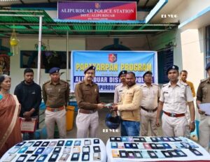 Alipurduar: হারিয়ে যাওয়া মোবাইল ফোন উদ্ধার করে মালিকদের হাতে ফিরিয়ে দিলো পুলিশ 