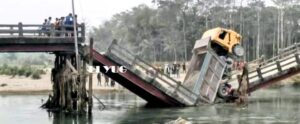 Alipurduar: ডাম্পারের চাপে ফের ভাঙ্গলো সেতু, বন্ধ যান চলাচল, বিপাকে এলাকাবাসী 