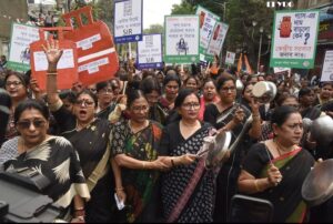 kolkata: গ্যাস সিলিন্ডার এর মূল্যবৃদ্ধির প্রতিবাদে কালো শাড়ি পড়ে  মিছিল মহিলা তৃণমূল কংগ্রেসের