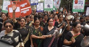 kolkata: গ্যাস সিলিন্ডার এর মূল্যবৃদ্ধির প্রতিবাদে কালো শাড়ি পড়ে মিছিল মহিলা তৃণমূল কংগ্রেসের