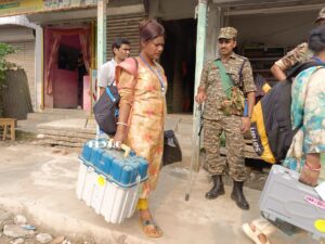 CoochBehar: ভোটের সরঞ্জাম নিয়ে ডিসিআরসি সেন্টার থেকে ভোট গ্রহণ কেন্দ্রের উদ্দেশ্যে রওনা ভোট কর্মীদের 