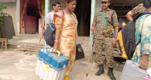CoochBehar: ভোটের সরঞ্জাম নিয়ে ডিসিআরসি সেন্টার থেকে ভোট গ্রহণ কেন্দ্রের উদ্দেশ্যে রওনা ভোট কর্মীদের