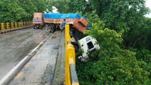 Alipurduar: বিপদজনক ভাবে ঝুলে রয়েছে ১৬ চাকার গাড়ি 