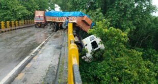 Alipurduar: বিপদজনক ভাবে ঝুলে রয়েছে ১৬ চাকার গাড়ি