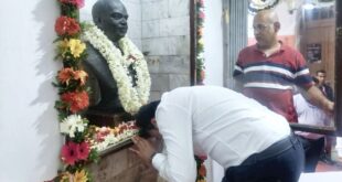 kolkata: ড: শ্যামাপ্রসাদ মুখোপাধ্যায়ের ১২৫ তম জন্মজয়ন্তী উপলক্ষে তার বাসভবনে শ্রদ্ধা জানালেন রাজ্যের ক্রীড়া ও যুব কল্যাণ মন্ত্রী ডাঃ ইন্দ্রনীল খাঁ