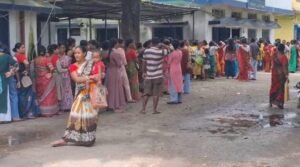 Annapurna yojana: অন্নপূর্ণা যোজনার টাকা ঢোকেনি ,লম্বা লাইন ব্লক অফিসে 