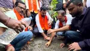 Alipurduar: তুরতুরিতে বৃক্ষরোপণ কর্মসূচিতে বনমন্ত্রী মনোজ কুমার ওরাওঁ