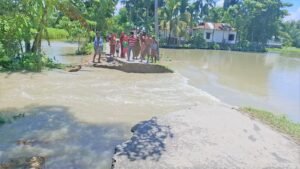 Alipurduar: গদাধর নদীর বাঁধ ভাঙলো বোরাগাড়ীতে জনজীবন বিপর্যস্ত 