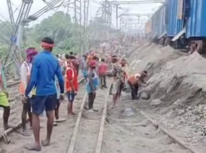 Murshidabad: রেল লাইনে ধস সারানোর কাজ করতে করতেই ফের ধস লাইনে, বাতিল বহু ট্রেন, বিপাকে যাত্রীরা