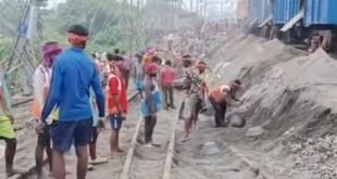 Murshidabad: রেল লাইনে ধস সারানোর কাজ করতে করতেই ফের ধস লাইনে, বাতিল বহু ট্রেন, বিপাকে যাত্রীরা